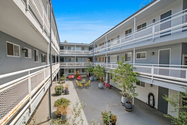 Building Photo - 303 California Ave, 3 blocks to the beach, North of Wilshire!