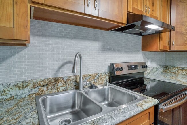 Building Photo - 1 bedroom 1 bath Makai side