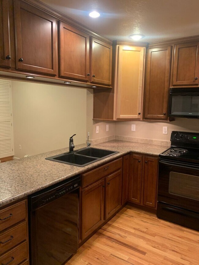 Building Photo - 2 BEDROOM, 3.5 BATHROOM TOWNHOME WITH 2 CA...