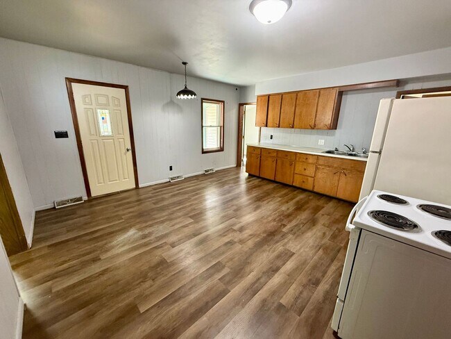 Foto del edificio - 3 Bed 1 Bath Single Family Home in Wausau - End Of Year Special: HALF OFF DEPOSIT!