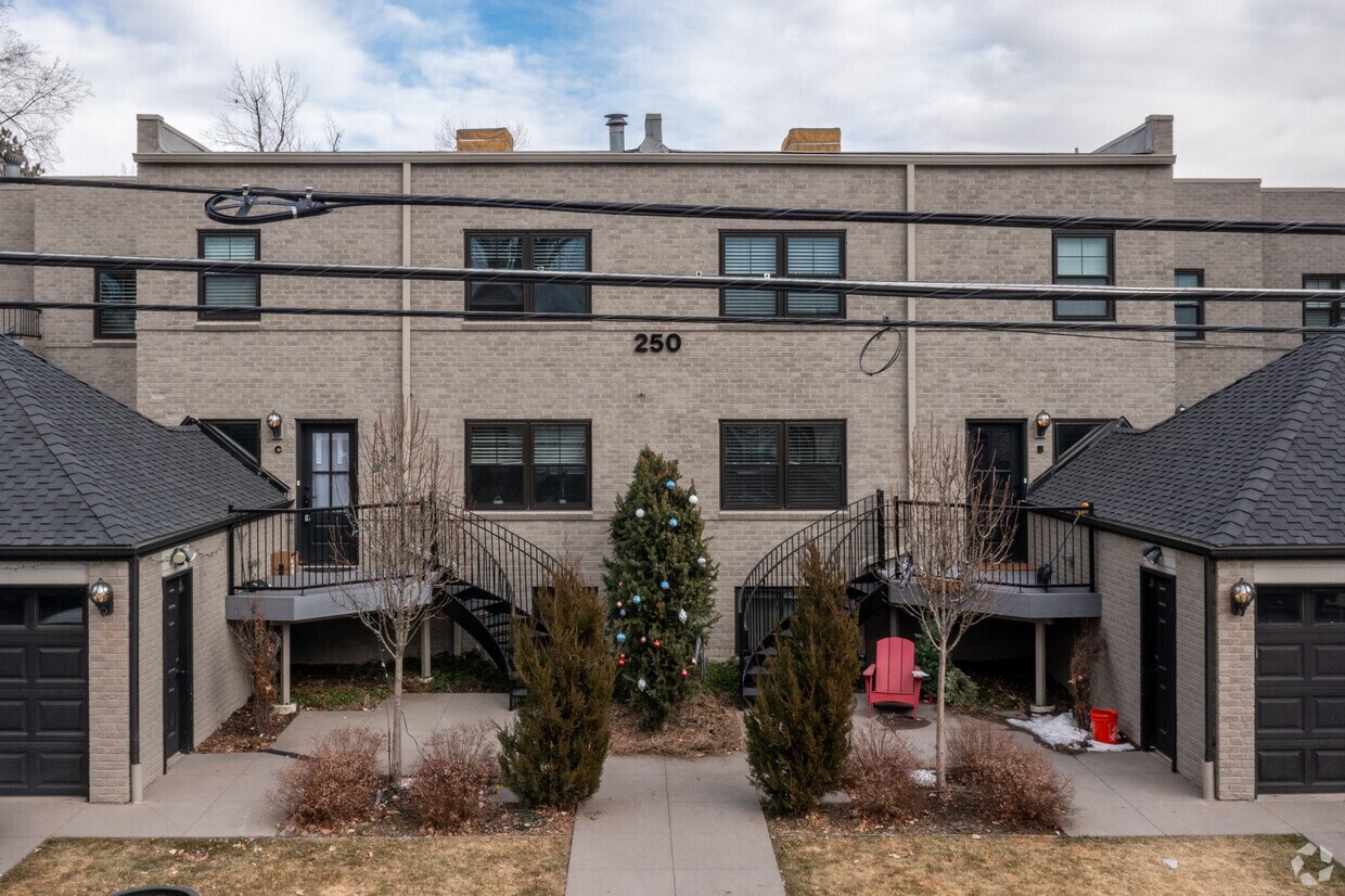 Entrance - 250 Harrison St