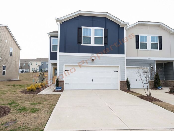 Foto principal - Amazing 3 Bedrooms 2 Car-Garage End Unit T...