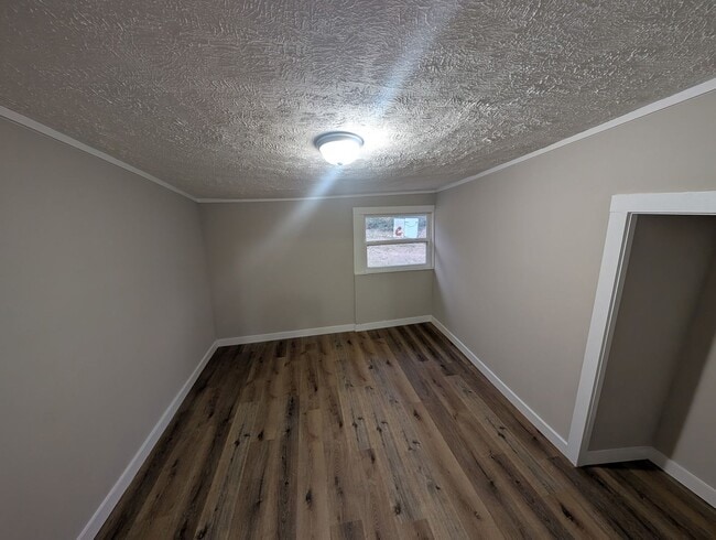 Building Photo - NEW LISTING