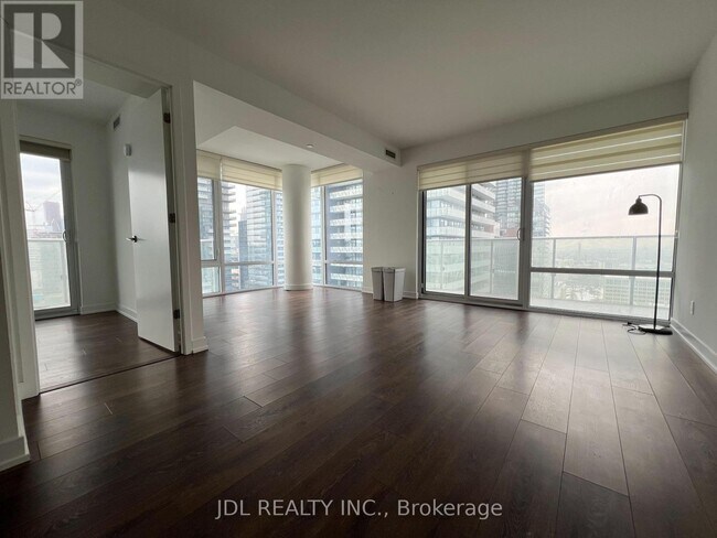 Building Photo - 501 Yonge St