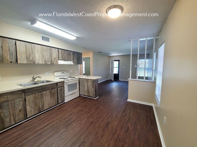 Foto del edificio - ADORABLE 2 BED/1 BATH UPDATED DUPLEX! PATI...