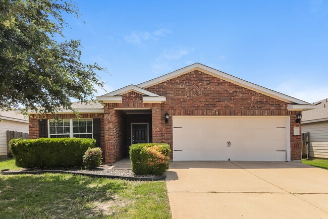 Building Photo - 2033 Pine Knoll Way