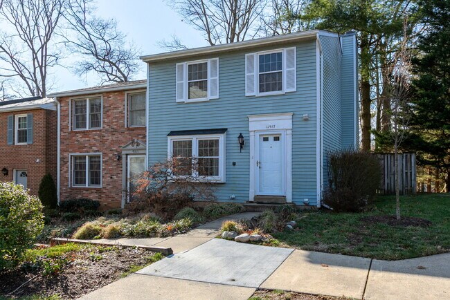 Foto del edificio - Bright and Spacious Townhome Living Near Reston
