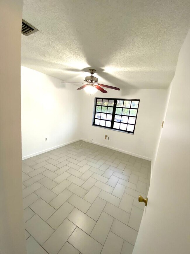 Building Photo - 1804 SW 17th Ave