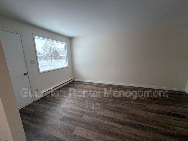 Building Photo - 137 Huron Crescent