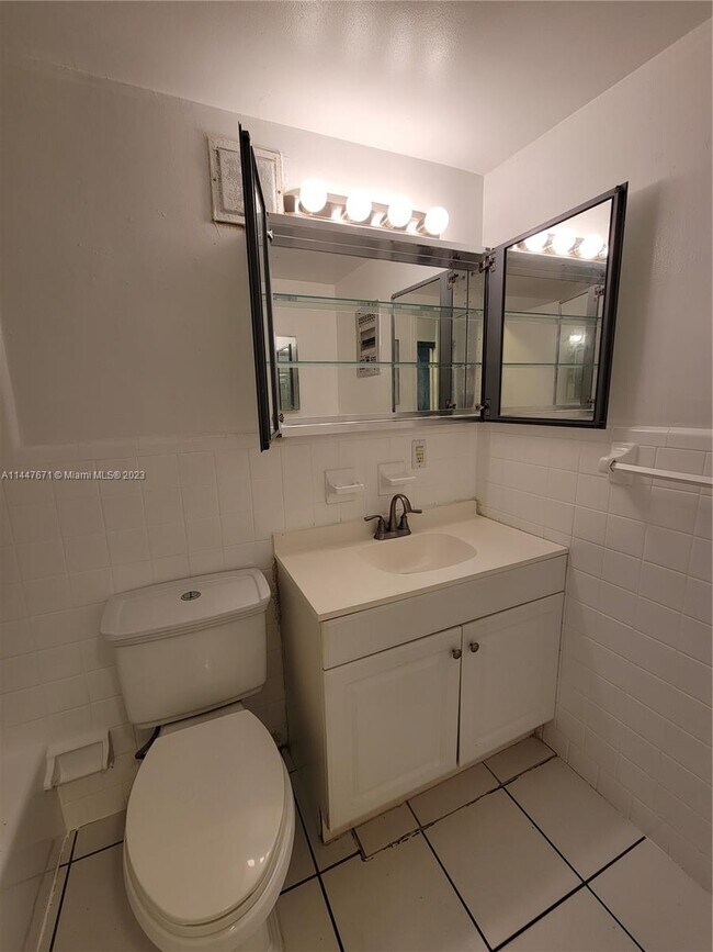 Building Photo - 441 Collins Ave