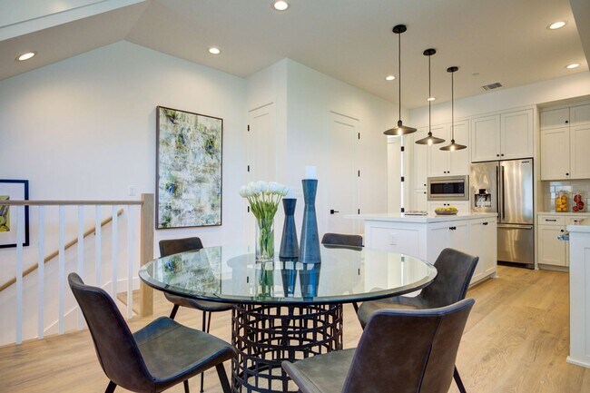 Foto del edificio - Fantastic 2 Story Farm House style Home wi...