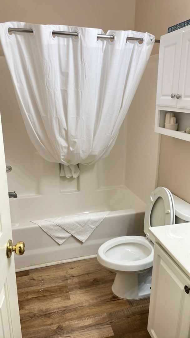 Building Photo - Updated 2 bedroom/2 bath condo in River Oaks