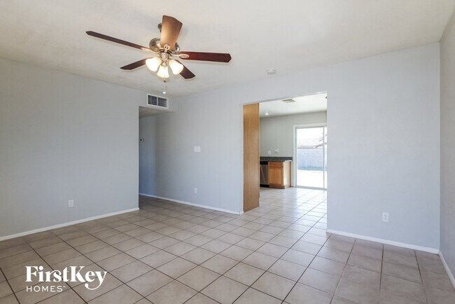 Foto del edificio - 2041 W Windrose Dr