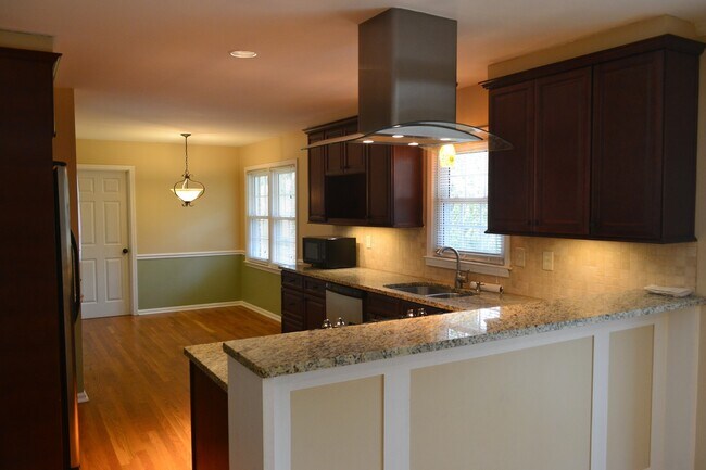 Foto del edificio - Wonderful Evergreen Hills Community 3 Bed 2 bath Large Lot Single Family Rental