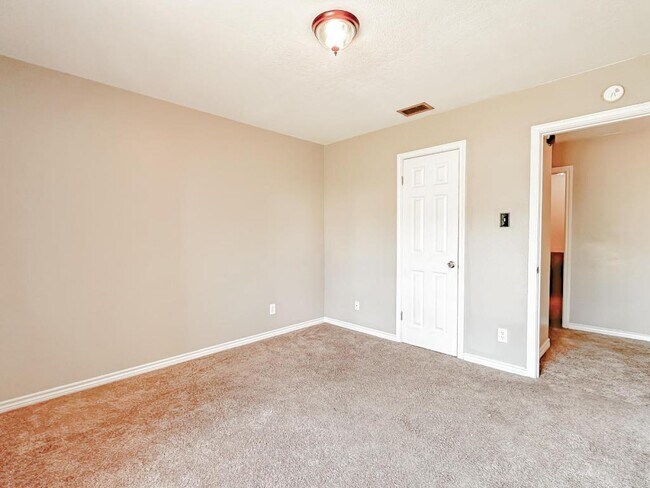 Building Photo - 3014 Eastland Ave