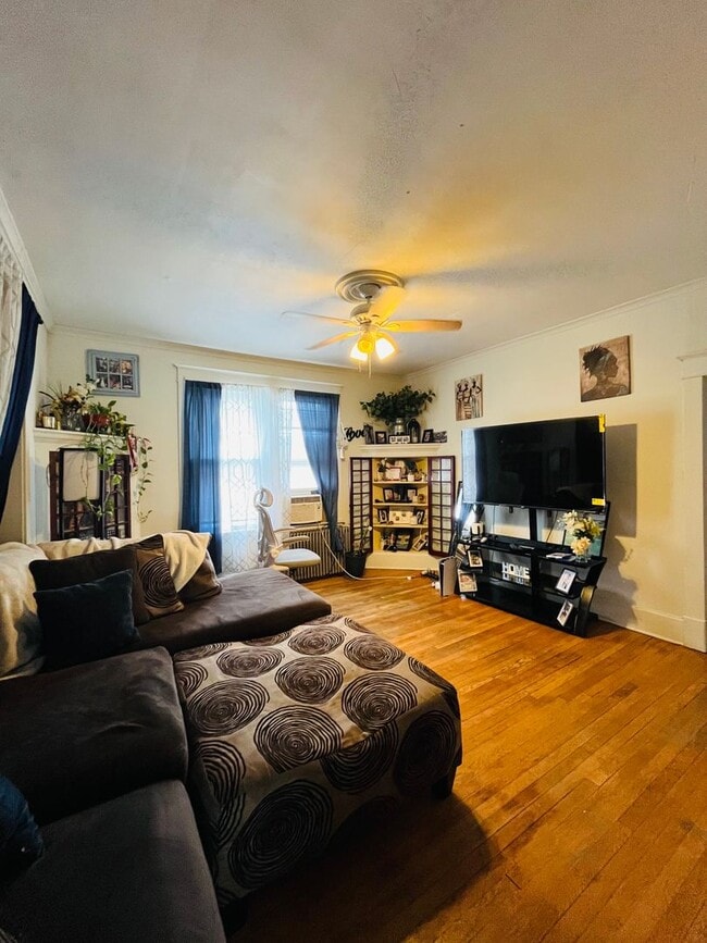 Building Photo - Large 3 bedroom on a great quiet street.