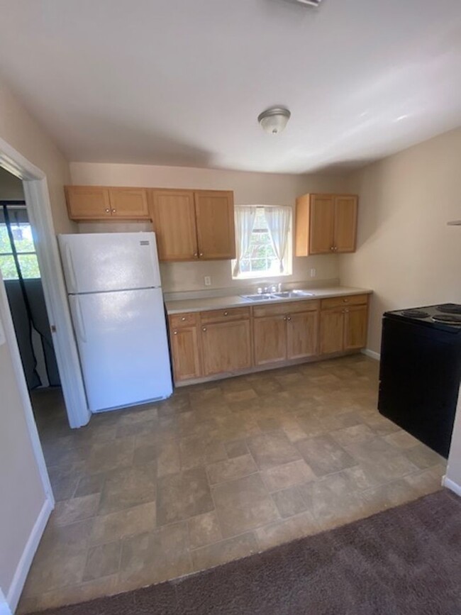 Building Photo - 2 Bed 1 Bath Home Pet Friendly With Washer...