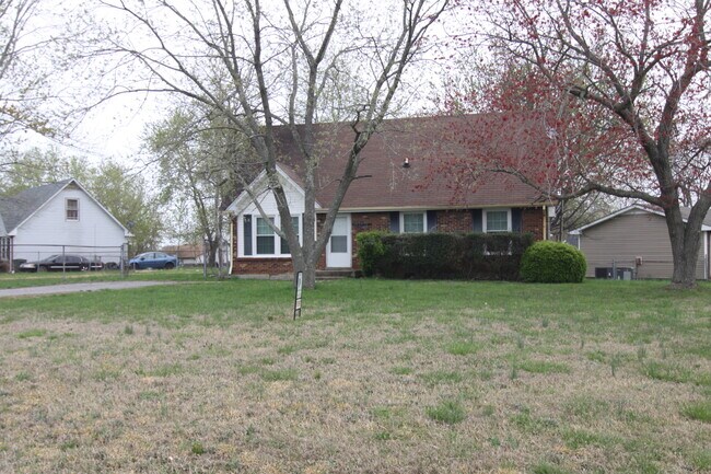 Foto del edificio - 4 Bedroom Pet Friendly Home For Rent Near Post!