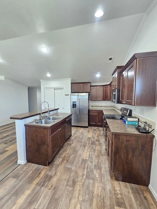 Building Photo - Three Bedroom Home