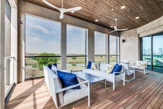 Building Photo - Luxia River East