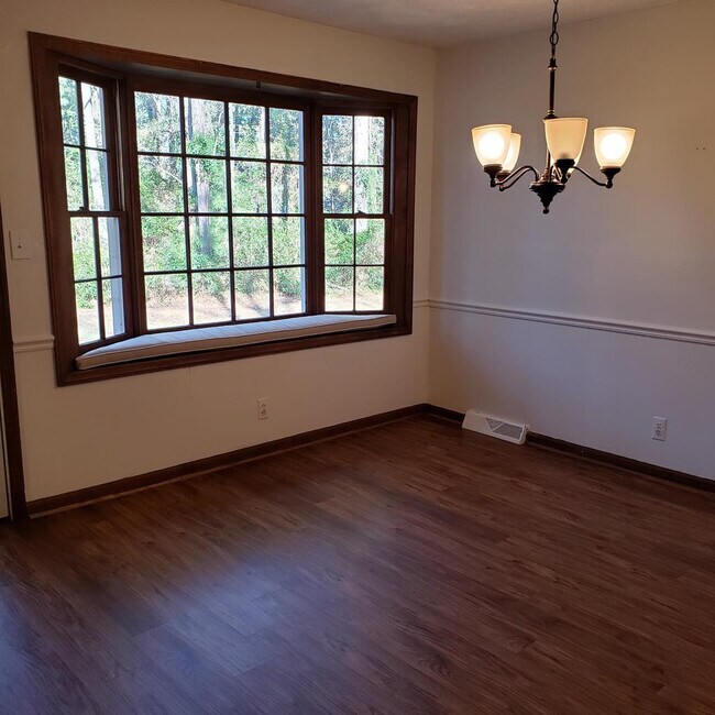 Building Photo - 1418 Alpine Dr