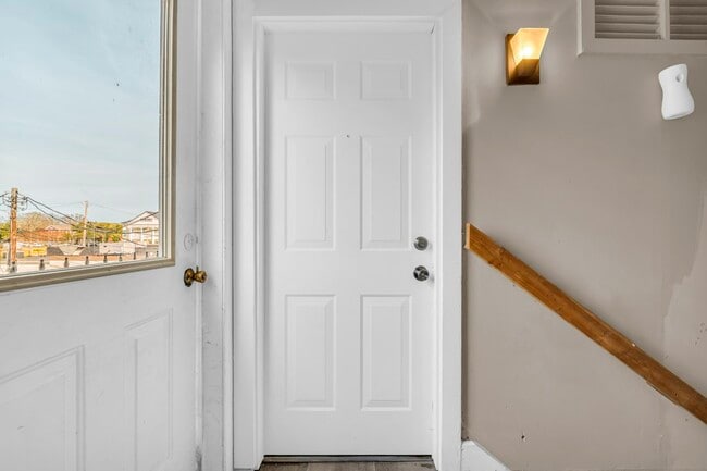 Building Photo - 817 College St