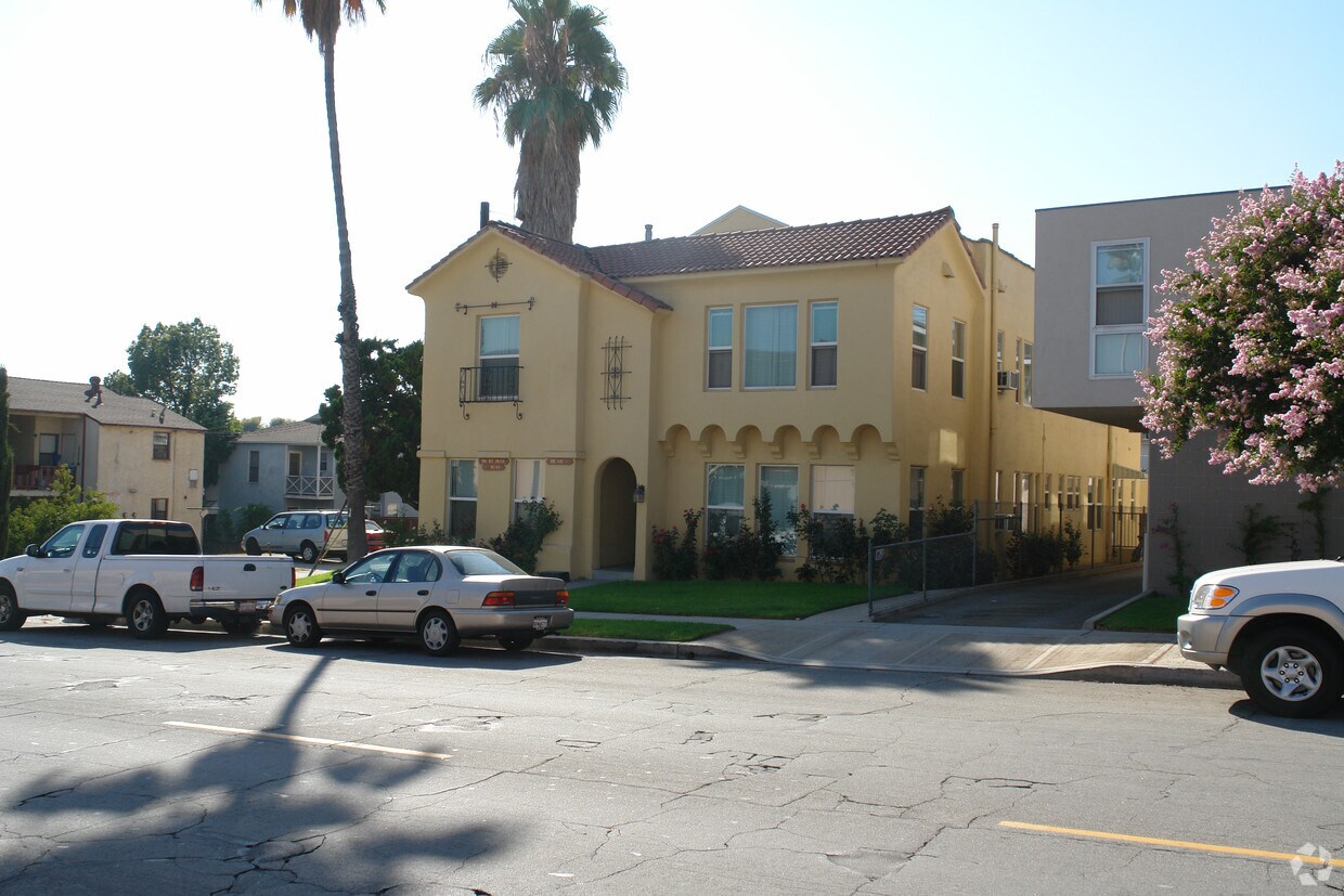 Building Photo - Bungalow Courts Apartments