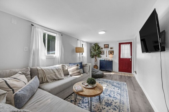 Foto del edificio - Cozy 2-Bedroom, 1 Bath Apartment in Plymou...