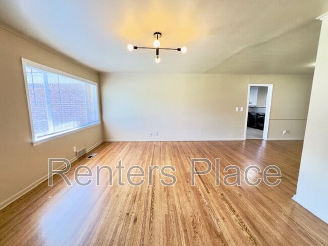 Building Photo - 1045 E 53rd St