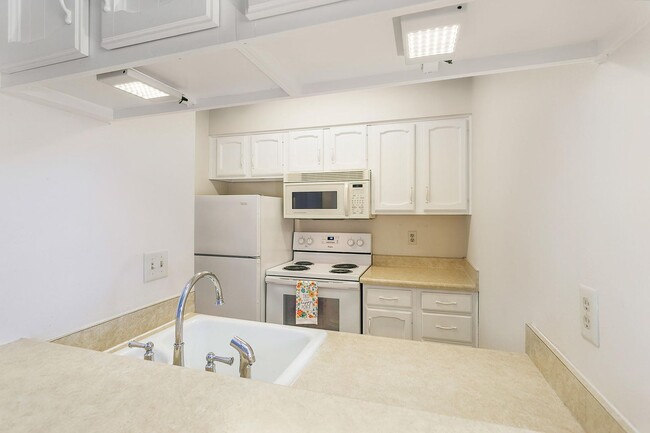 Kitchen over breakfast bar view - 32 Coventry Ln