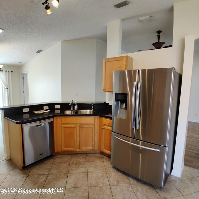 Building Photo - 2061 Tiburon Ln