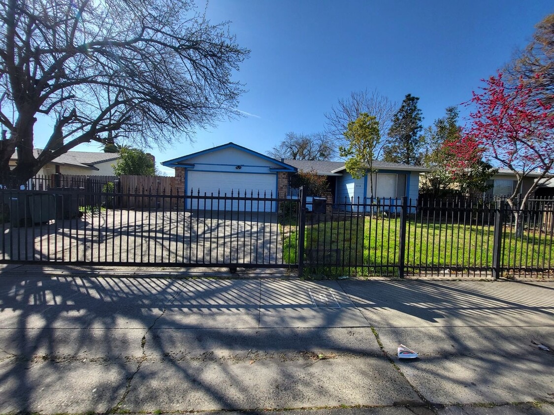 Charming 4 bedrooms, 2 baths home located in a quiet neighborhood. - Charming 4 bedrooms, 2 baths home located in a quiet neighborhood.