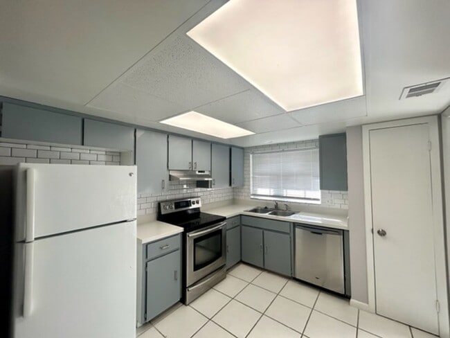 Building Photo - **Available Now!!** 2 Bedroom 2 Bathroom C...