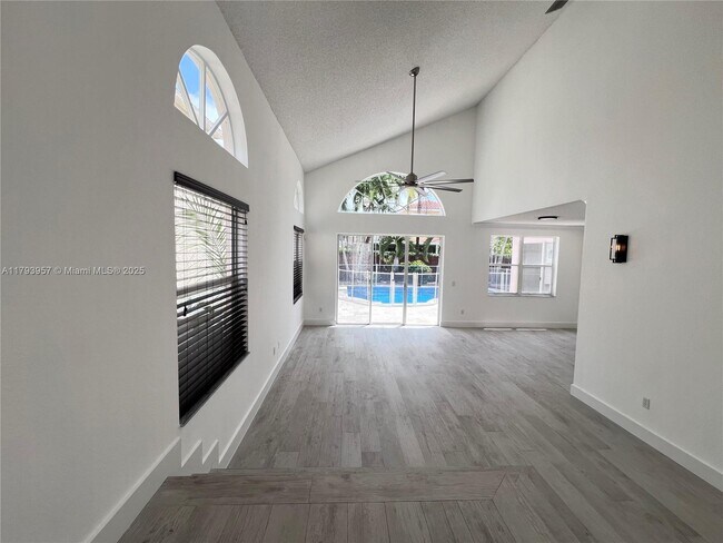 Foto del edificio - 725 NW 156th Ave