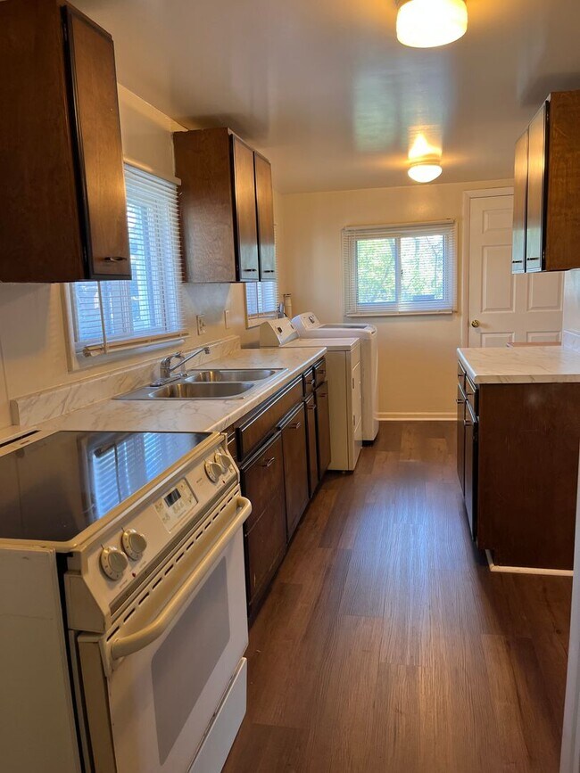 653 Oakhill Ave Unit Lower, Jackson, MI 49201 - Room for Rent in