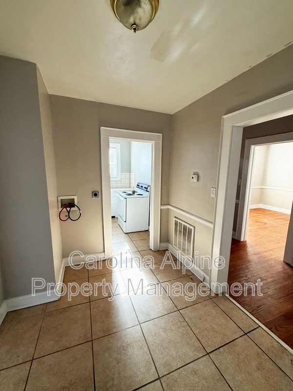 Building Photo - 107 Elm St