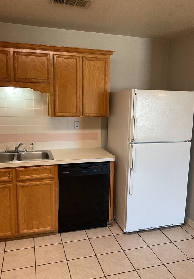 Foto del edificio - RENT REDUCTION - AVAILABLE NOW!