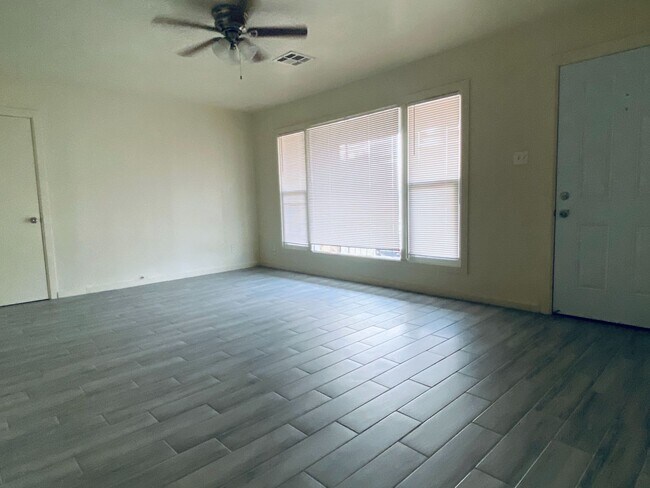 Foto del edificio - Charming 4 bedroom 1 bathroom- Ready to be leased Now!