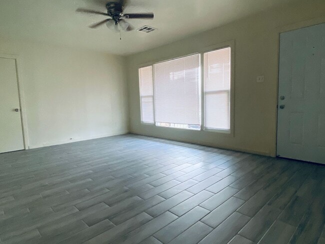 Photo - Charming 4 bedroom 1 bathroom- Ready to be leased Now! House