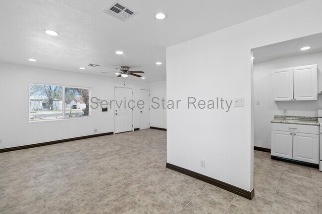Building Photo - 4301 N 15th Dr
