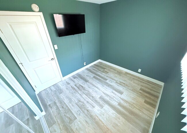 Espacio limpio y privado de 100 pies cuadrados con TV y FireStick incluidos. *Wifi* - 1317 Magnolia Ave