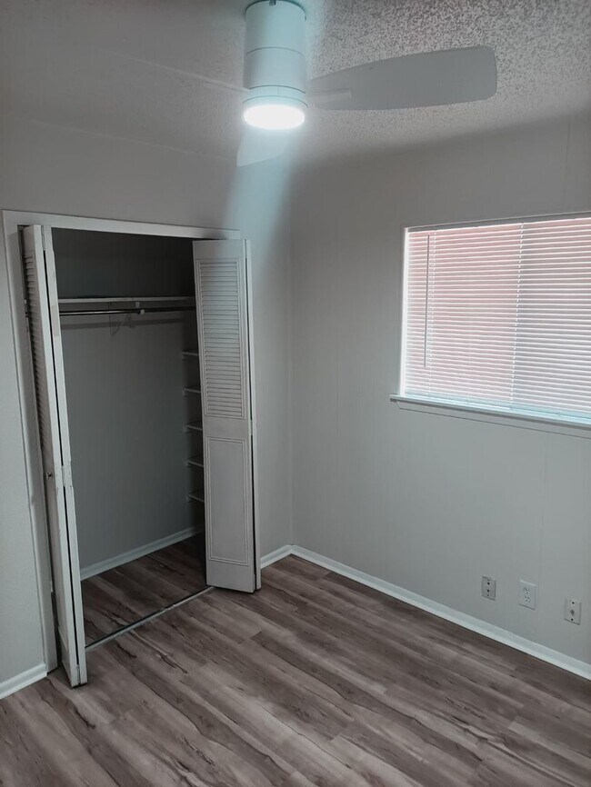 Foto del edificio - Well-Maintained Home with Modern Features in Prime Live Oak Location