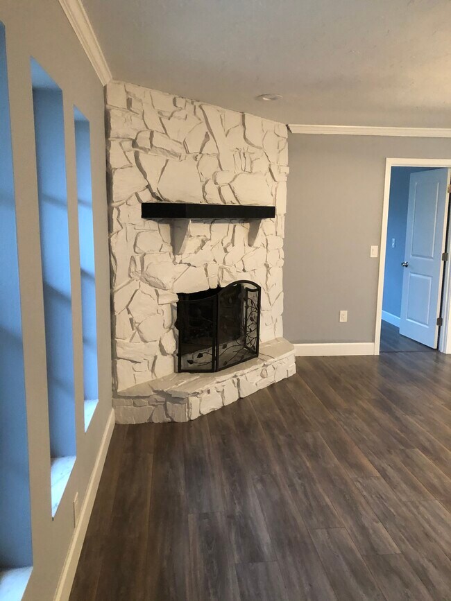 Foto del edificio - 4633 Brooksdale Dr