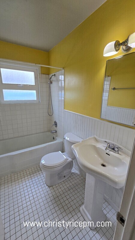 Building Photo - 238 Park Pl N