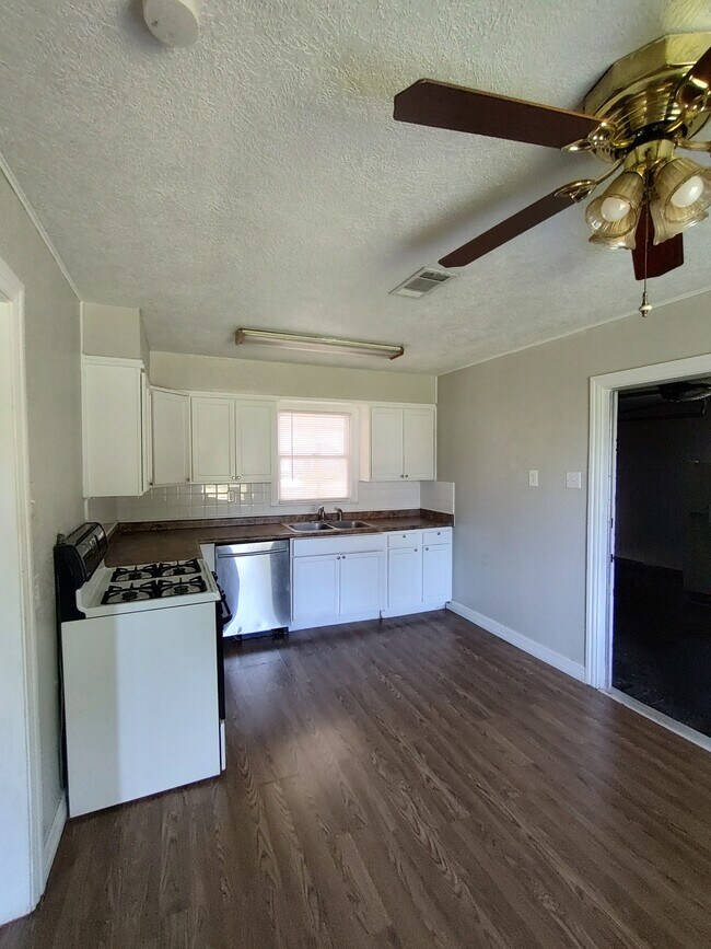 Foto del edificio - 3128 Maple Ave