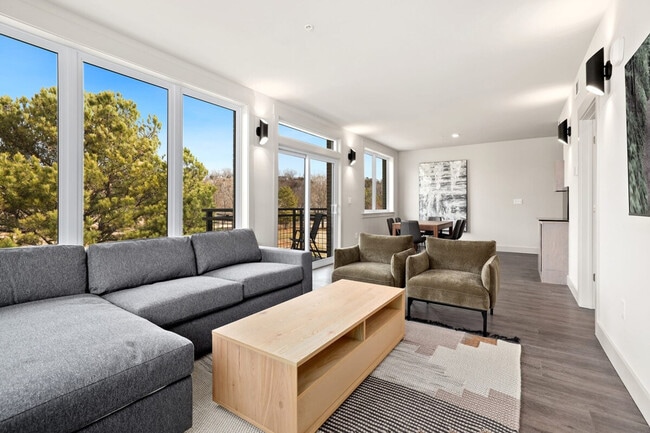 Building Photo - 10 Riordan Rd