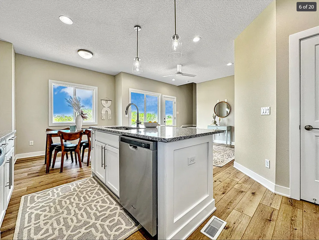 Foto del edificio - Luxury Newer Construction Townhome with At...