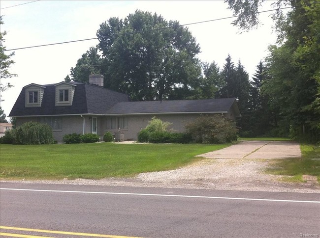 Building Photo - 38945 Glenwood Rd
