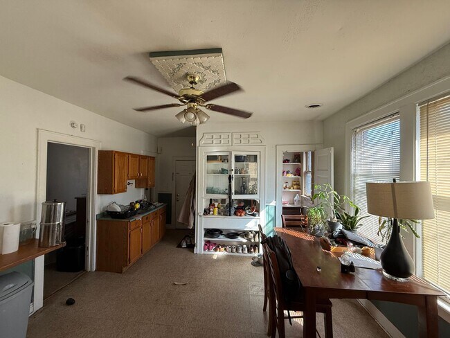 Foto del edificio - ? Steps from Brady St! Bright 2BR with FREE Laundry & Pet-Friendly Living