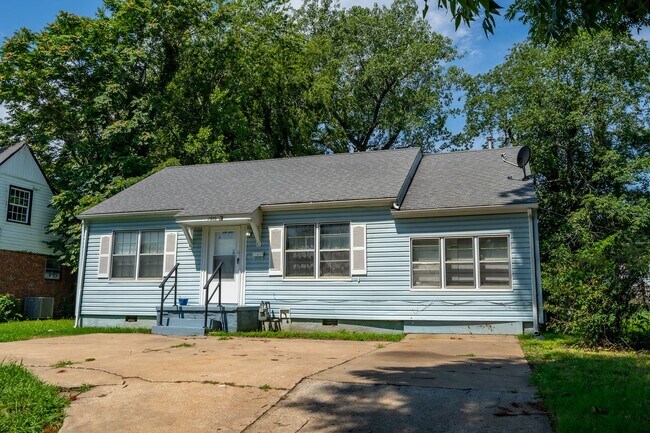Building Photo - 2 Bed 1 Bath With Bonus Room in Tulsa